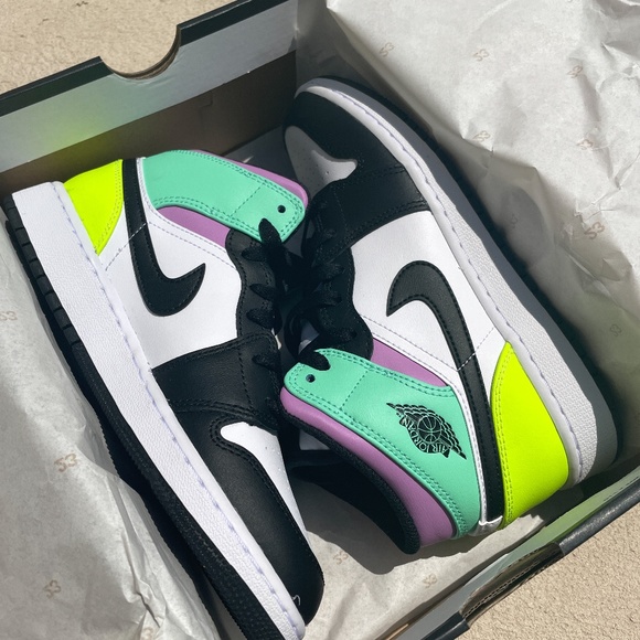 Nike Jordan 1 Mid NWB - Picture 2 of 7